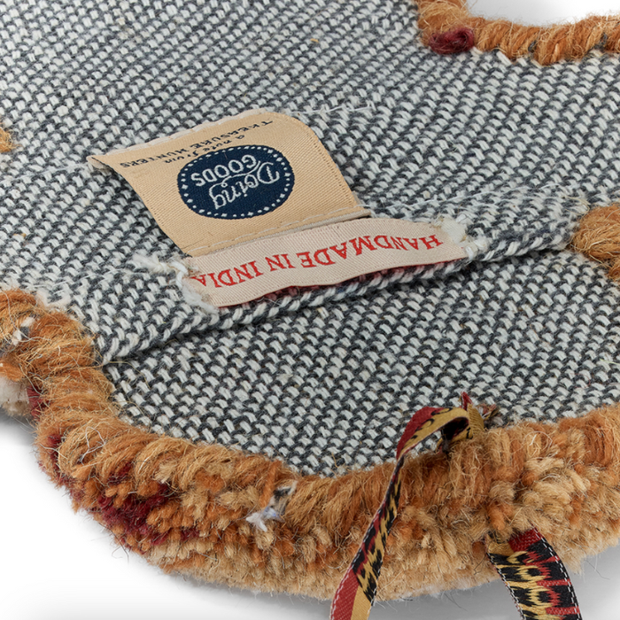 Doing Goods - Fru Honningkage - Head Rug - Tæppe